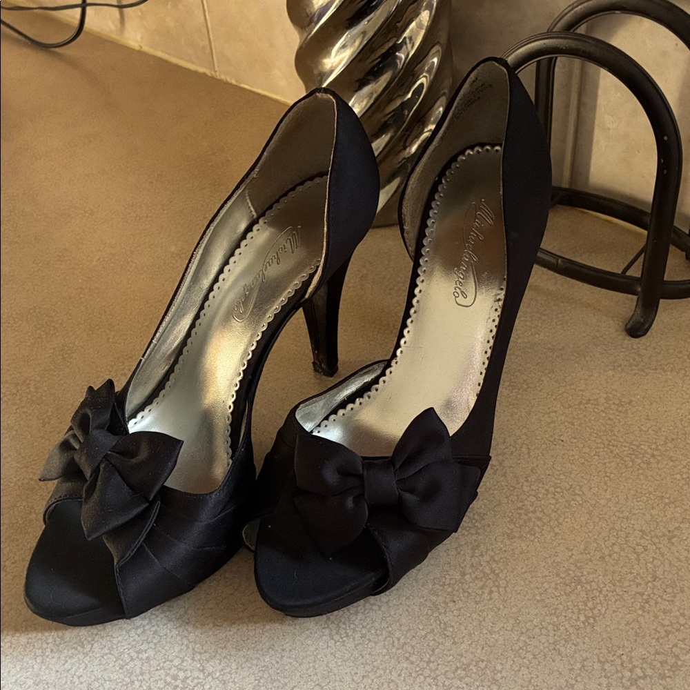 Elegant Black Heels with Bow Detail